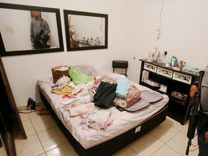 Operação policial na casa onde a menina de 12 anos foi estuprada no Rio.
