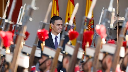 Pedro Sánchez sigue este jueves el desfile de la Fiesta Nacional.