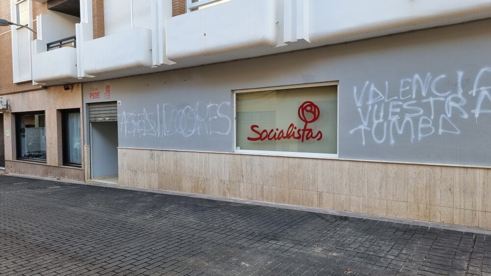Agrupación del PSOE en El Ejido (Almería), con pintadas en noviembre de 2024.