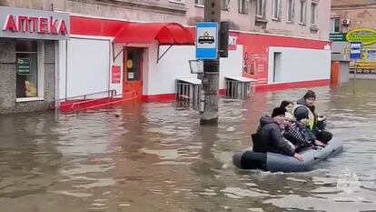 Unos vecinos de Orsk cruzan delante de una farmacia durante su rescate en un vídeo difundido por el Ministerio de Emergencias ruso.