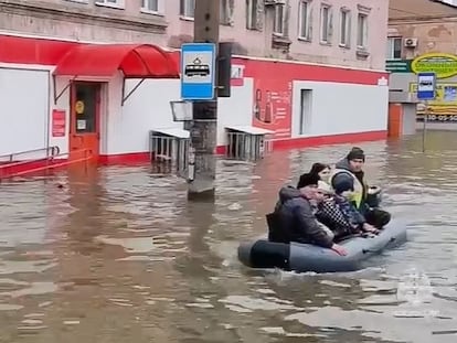 Unos vecinos de Orsk cruzan delante de una farmacia durante su rescate en un vídeo difundido por el Ministerio de Emergencias ruso.