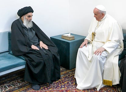 El papa Francisco y el líder chií, el gran ayatolá Al Sistani, se reúnen en Najaf, Irak, el 6 de marzo de 2021.