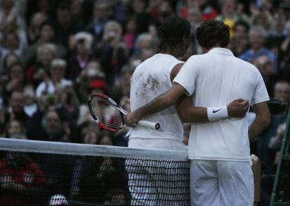 Rafa Nadal y Roger Federer se abrazan tras la victoria del balear en la final de Wimbledon, el 6 de julio de 2008.