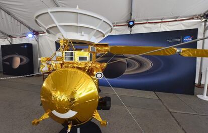 Un modelo de la nave 'Cassini' en el laboratorio JPL de la NASA.