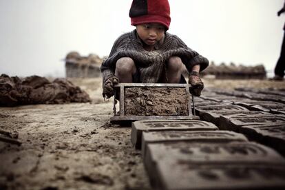 Bakhtapur, Nepal, abril de 2008. 7 de la mañana. Yadhu tiene cuatro años y fabrica ladrillos. La foto forma parte de un reportaje de Luca Catalano Gonzaga sobre niños que trabajan haciendo ladrillos, y que ha ganado el premio de la organización CARE de este año al mejor reportaje humanitario.