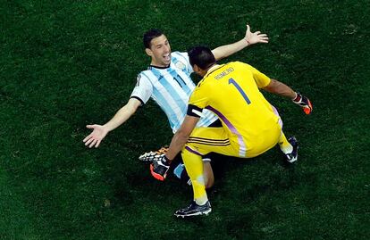 Maxi Rodriguez y el portero de Argentina, Sergio Romero, se abrazan tras proclamarse su equipo finalista del Mundial.