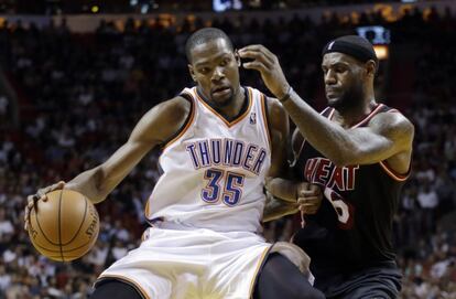 Durant forcejea con LeBron.