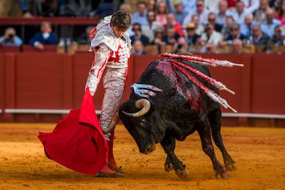 Sebastián Castella, durante la faena de muleta a su primer toro.