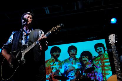 Neil Innes sobre el escenario en el año 2005, recordando algunas canciones de los Rutles durante un concierto en Liverpool.