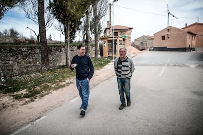 Gozzo y el alcalde de Ciruelos del Pinar, Jesús Salgado.