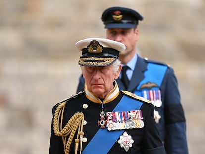 Carlos III, junto a su hijo, el príncipe Guillermo, durante el funeral de Estado de Isabel II, en la capilla de San Jorge, en Windsor, el 19 de septiembre de 2022.