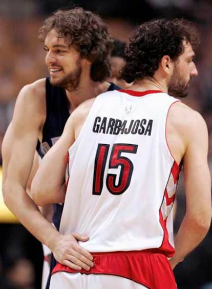 Gasol y Garbajosa se saludan antes del comienzo del partido que enfrentó a sus respectivos equipos.