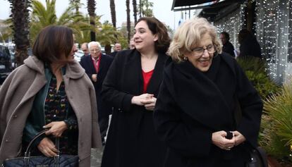 Colau y Carmena llegan al restaurante junto a Pepa Bueno  