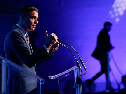 El presidente del Gobierno, Pedro Sánchez, interviene en la clausura de la IV edición del Foro de la Asociación Española de Fabricantes de Automóviles y Camiones (Anfac).