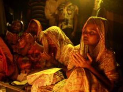 Familiares de los trabajadores fallecidos o desaparecidos del Rana Plaza asisten a una vigilia de oración en el sexto aniversario del derrumbamiento de la fábrica textil Rana Plaza en Bangladesh.
