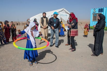 En la imagen, Hervé Ludovic De Lys, de Unicef y Mary-Ellen McGroarty, del PMA, visitan un Espacio Amigo de la Infancia, en un asentamiento de desplazados internos en las afueras de Herat. Alrededor de 120 niños y niñas asisten a actividades recreativas, clases de aritmética y alfabetización y reciben información sobre prácticas de higiene. Este es uno de los tres espacios adaptados a los niños en el campamento que ofrece un respiro a los más pequeños.