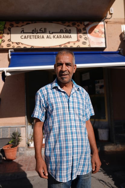Allal Abbou, de 55 años en su cafetería este domingo.