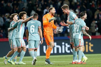 Los jugadores del Atlético de Madrid celebran la victoria ante el Barcelona que les ha supuesto alcanzar el liderato en la Liga.