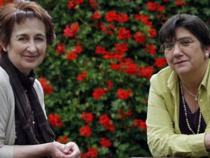 Mari Carmen Hernández (a la izquierda) y Edurne Brouard posan en un parque de Bilbao antes de su conversación. 