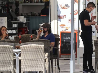 Un camarero atiende a los clientes en la terraza de un bar, este miércoles en Madrid.