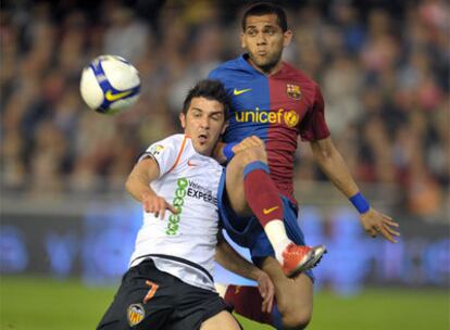 David Villa y Dani Alves durante un partido en el Mestalla