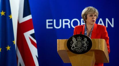 Theresa May en su primera comparecencia como primera ministra británica ante el Consejo de la UE.