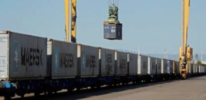 Vista general de la carga de un tren en el puerto de Valencia.