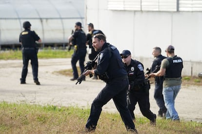 Miembros de las fuerzas del orden buscan en una granja, mientras continúa la búsqueda del sospechoso Maine el 27 de octubre de 2023.