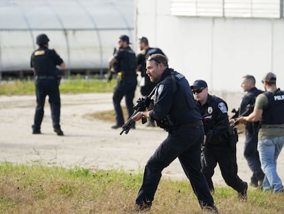 Miembros de las fuerzas del orden buscan en una granja, mientras continúa la búsqueda del sospechoso Maine el 27 de octubre de 2023.