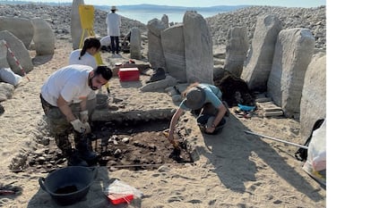 Excavación y trabajos de consolidación sobre el suelo del dolmen de Guadalperal.