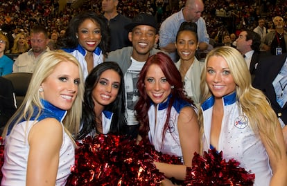Will Smith y su esposa Jada Pinkett-Smith compraron una parte de los Philadelphia 76ers en 2011. Según contó el actor, nacido en Filadelfia, en una entrevista con Jimmy Kimmel en 2016, le hizo especial ilusión contribuir a su equipo de esta manera. "No hay nada mejor que entrar en el edificio después de que anuncien que tú eres propietario del equipo de baloncesto de tu ciudad natal", aseguró el intérprete.