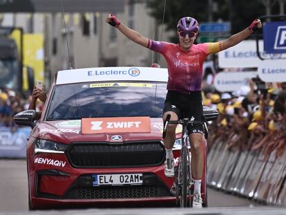 Marlen Reusser celebra la victoria en la cuarta etapa del Tour de Francia femenino, en Bar-sur-Aube.