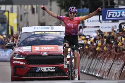 Marlen Reusser celebra la victoria en la cuarta etapa del Tour de Francia femenino, en Bar-sur-Aube.
