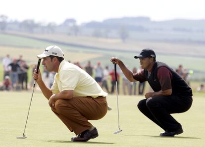 Tiger Woods y Jos Mara Olazbal, durante la ronda final del Open Britnico, en St. Andrews ( Escocia).