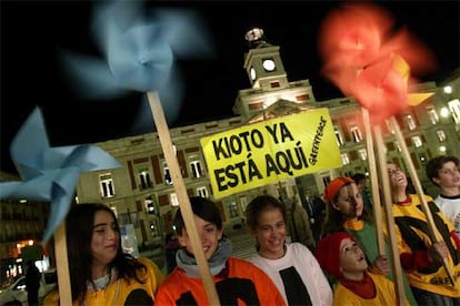 Greenpeace ha calificado de "día histórico para la humanidad" la entrada en vigor del Protocolo de Kioto de lucha contra el cambio climático. Al mismo tiempo, ha pedido al Gobierno más compromisos para reducir las emisiones contaminantes. El director de Greenpeace en España, Juan López de Uralde, ha asegurado que el cambio climático es el problema "más grave" al que se enfrenta la humanidad. En la foto, ecologistas de Greenpeace celebran el acuerdo en el centro de Madrid.