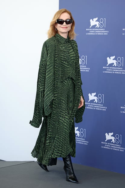 De cocodrilo verde. En su presentación como presidenta del jurado de Venecia 81, llevó un conjunto con estampado de piel de cocodrilo verde de la colección Balenciaga Primavera 2025, el “look” 22 del desfile que Demna celebró en Shanghái el pasado mes de mayo. 