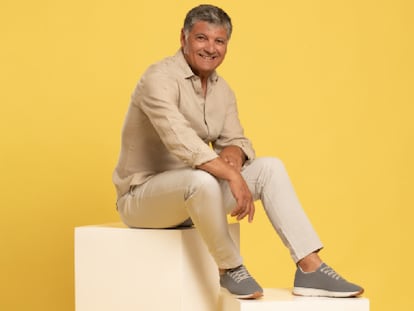 El entrenador Toni Nadal con uno de los modelos de zapatillas de la marca mallorquina. YUCCS.