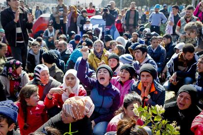 Corte de las vías por migrantes, en el paso fronterizo de Idomeni.