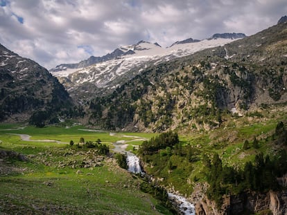 Vista de la cascada del Forau de Aiguallut, a los pies del Aneto, un sumidero kárstico en el valle de Benasque, en el Pirineo de Huesca.