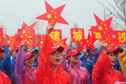 Personas cantando una canción patriótica durante un evento en Hangzhou, en la provincia de Zhejiang (China), para celebrar el 70 aniversario de la fundación de la República Popular de China.