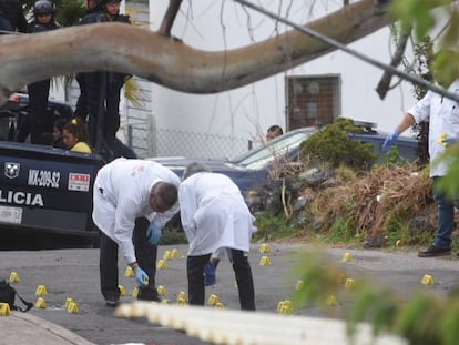 Los forenses tras un tiroteo en Ciudad de México. 