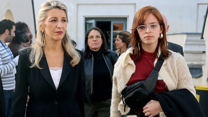 La líder de Sumar, Yolanda Díaz (a la izquierda), y Elizabeth Duval, el 28 de octubre durante la reunión del grupo en el Congreso.