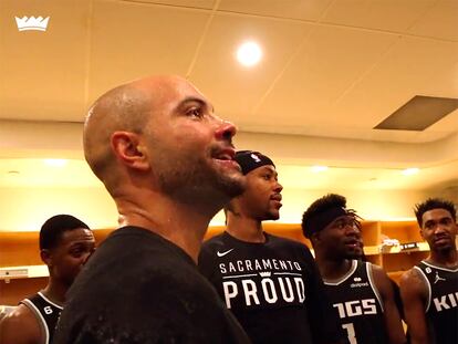 Los jugadores de los Sacramento Kings junto a Jordi Fernández tras su estreno como primer entrenador en la NBA.