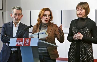 Antonio Torres, Eva Martínez y María José Salvador, en la sede del PSPV-PSOE.