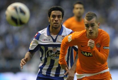 Griezmann se marcha de Silvio en Riazor.