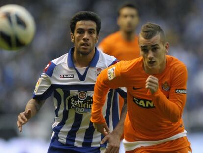 Griezmann se marcha de Silvio en Riazor.