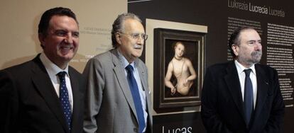 De izquierda a derecha, el director de la Territorial Norte del BBVA, Vicente Mestre; el alcalde de Bilbao, Iñaki Azkuna; y el director del Museo de Bellas Artes, Javier Viar, junto a la obra 'Lucrecia'. 