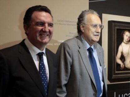 De izquierda a derecha, el director de la Territorial Norte del BBVA, Vicente Mestre; el alcalde de Bilbao, Iñaki Azkuna; y el director del Museo de Bellas Artes, Javier Viar, junto a la obra 'Lucrecia'. 