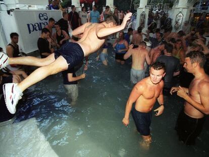 Turistes britànics a la piscina d'Es Paradís Club (Sant Antoni, Eivissa), el 2001.