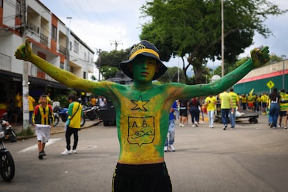 Un aficionado del equipo se dirige al partido pintado con los colores del Atlético Bucaramanga, este 8 de junio.